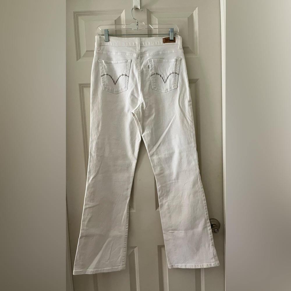 Women’s White Levi’s Perfectly Slimming 512 bootcut 5 pocket jeans size 30x32